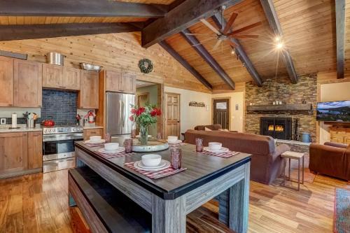 Tahoe Paradise Casa | Willow's Hideaway - Pet Friendly Cozy Cabin