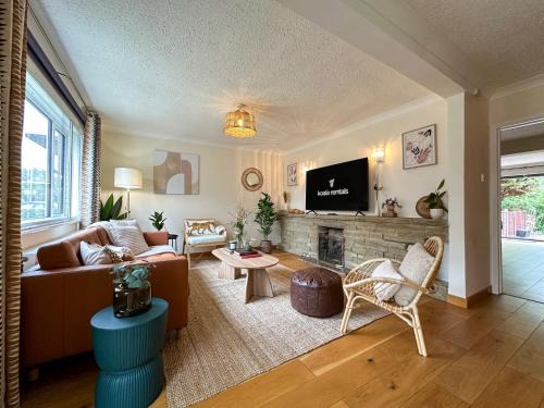 Canterbury Casa | Willow Stream House - Spacious City Centre Riverside Home - FREE 2 Car Parking
