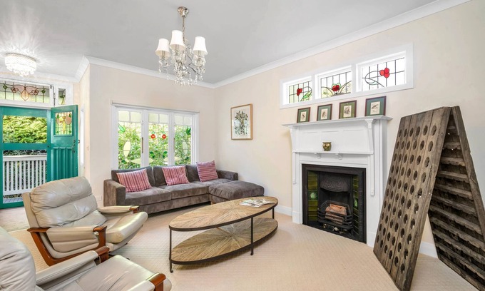 Bundanoon Casa | Willow Tree Cottage. Bright, Airy & Jazzy.