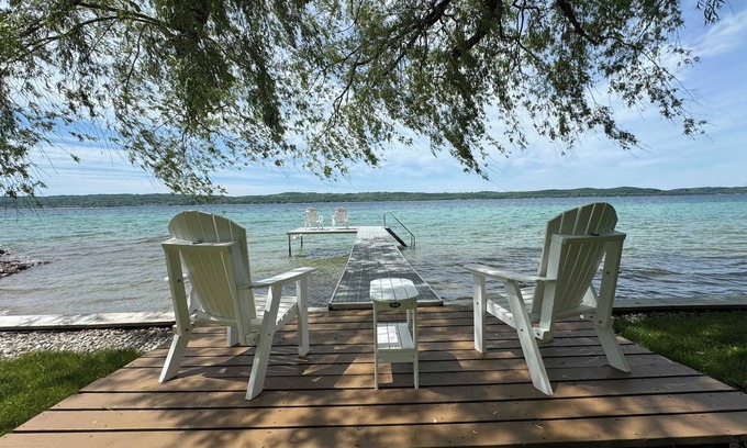 Suttons Bay Cabina | Willow Tree Cottage: Waterfront on Suttons Bay