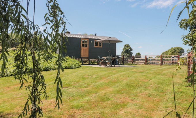 South Leigh Cabaña | WILLOWDALE, pet friendly, with open fire in Witney