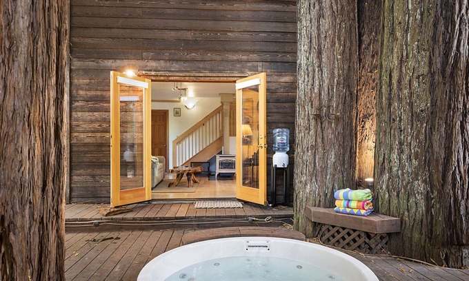 Northwood Cabina | Willowhaven ~ Beautifully Crafted Redwood Home, Spa, Woof!