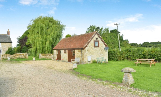 Newport Cabaña | Willows - a barn that sleeps 2 guests in 1 bedroom plus 2 on sofa bed [lounge]