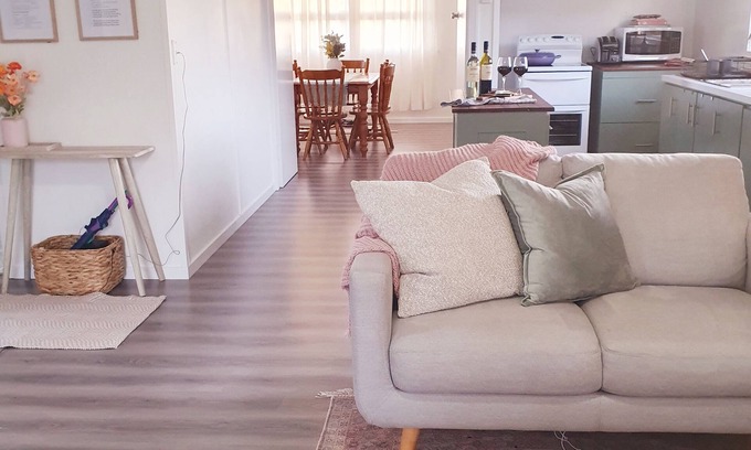 Stanthorpe Cabaña | Willows Cottage, 5 mins walk from town, quite street overlooking steam railway.