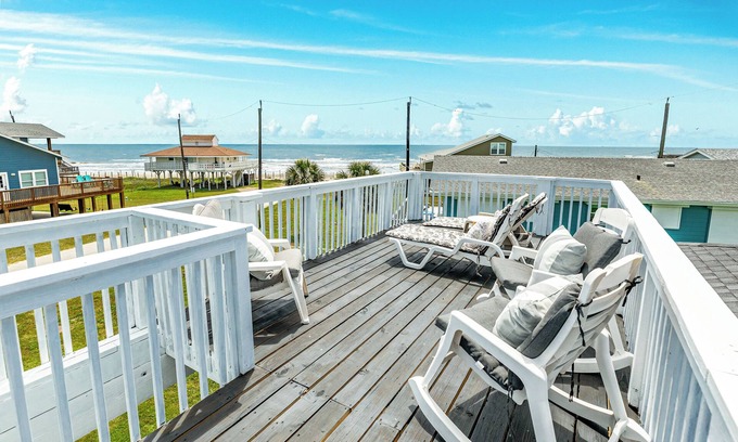 Bermuda Beach Casa | Willy's Place: 3rd Row Gulf View Home with Updated Interior & Rooftop Sun Deck