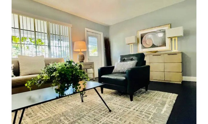 Middle River Terrace Casa | Wilton Manors house near beaches 2 BR large yard
