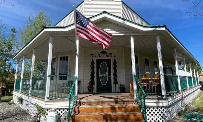 Winchester Casa | Winchester Idaho Lake House RELAX Pool Games FUN Getaway Fish Hunt Hike Sleeps 8