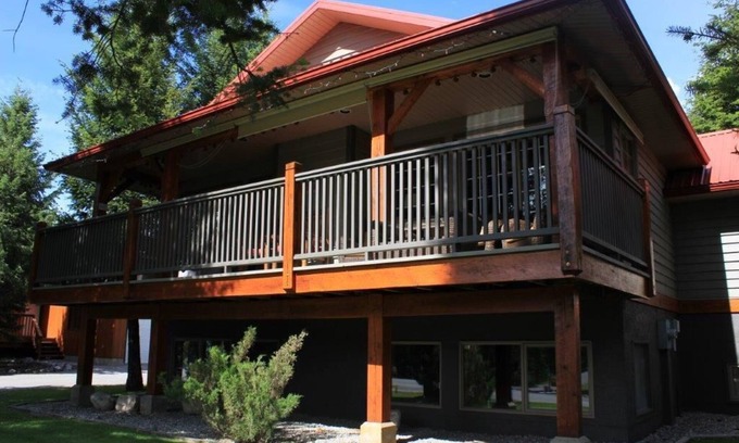 East Kootenay Cabina | Windermere Copperpoint Golf / Ski / Snowmobile Family Chateau, Invermere.