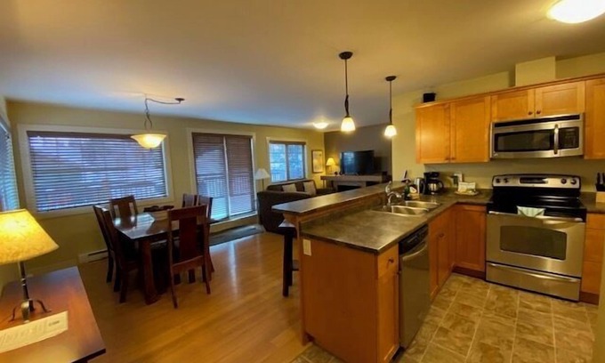 Golden Condominio | Windfall Lodge: 2-bedroom condo with hot tub and mountain views