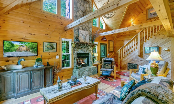 Maggie Valley Cabina | WindFall-Stunning Creekside Cabin, Pet Friendly, Two Fire Pit Areas