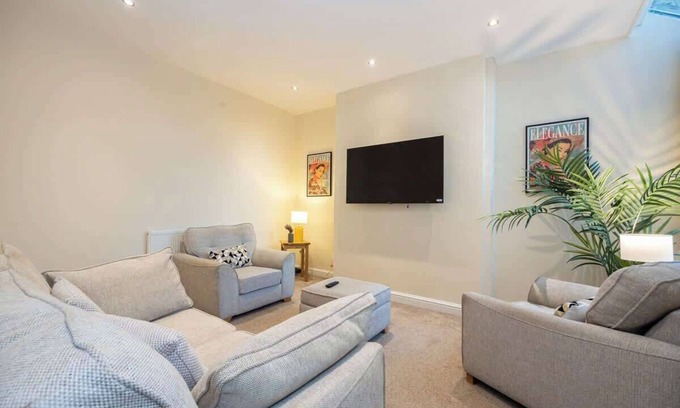 Reddish Casa | Windmill House Summar