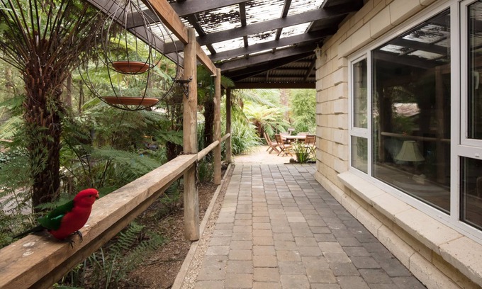 Mount Dandenong Casa | Windmill lodge: Private rainforest with river