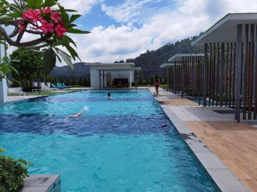 Genting Highlands Apartamento | Windmill upon hill by mountain heaven