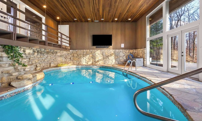 Columbus Casa | Windrush: Indoor Pool/Hot Tub/Sauna/Arcade