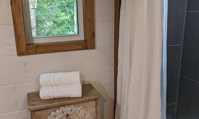 Old Fort Cabina | Windsong Creek side cabin c-2