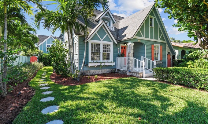 Parrot Cove Cabaña | Windsor Cottage - A Quaint Historic Retreat Close to Golf, Beach & Downtown