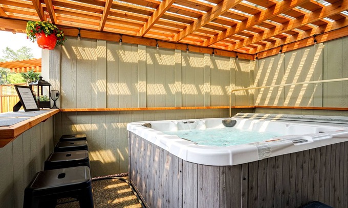 Windsor Casa | Windsor home on golf course w/ hot tub