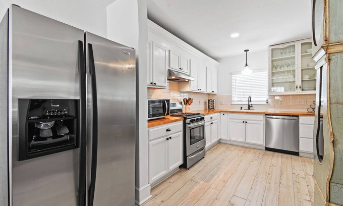 Parrot Cove Casa | Windsor House - Quaint Home Near Beach, Golf & Downtown