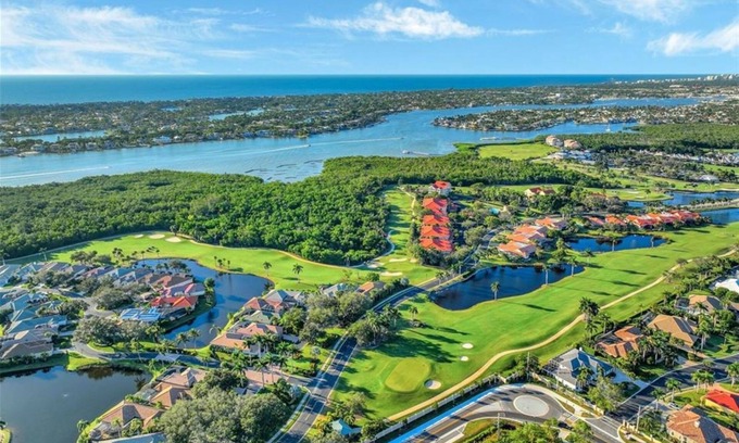 East Naples Villa | Hermosa villa soleada en la comunidad cerrada de Windstar directamente en la Bahía de Nápoles