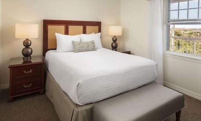 Key West Complejo | Windward Point Beachfront Resort, Hot Tub, Pool