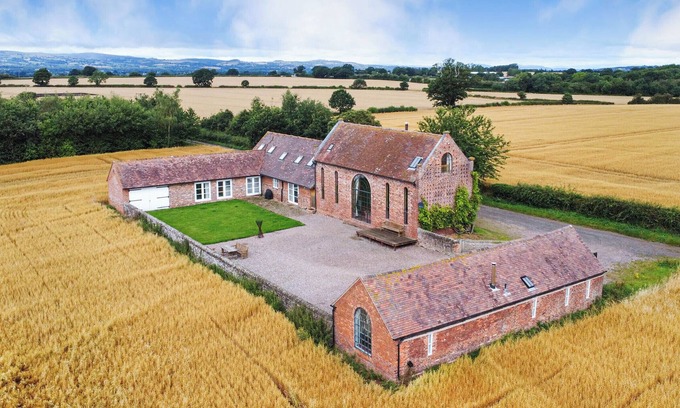 Eaton Mascott Cabaña | WINDY MUNDY FARM, pet friendly, luxury holiday cottage in Shrewsbury