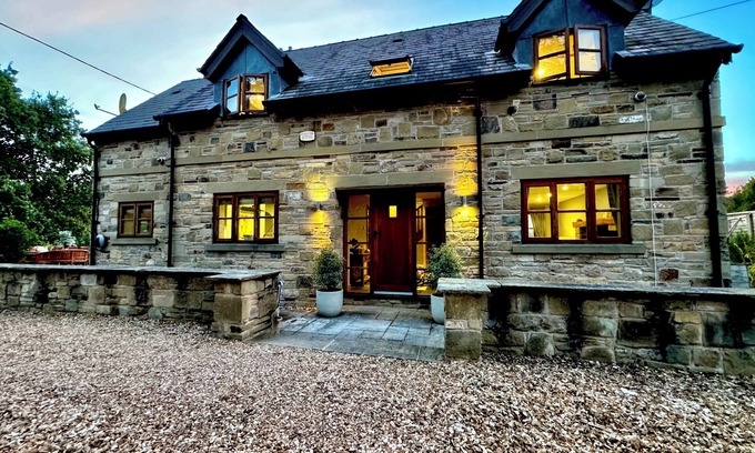 Hollingworth Cabaña | WINDYRIDGE, pet friendly, character holiday cottage in Marple Bridge