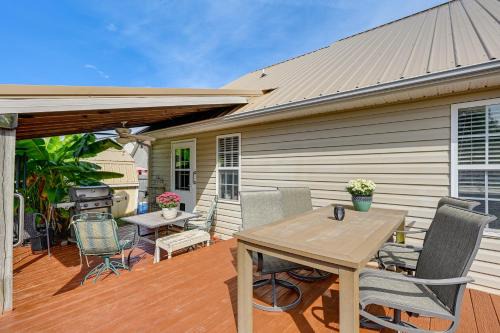 Lexington Casa | Wine and BBQ Trail Fun Home with Hot Tub in Lexington