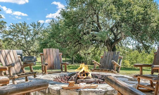 Stonewall Otro | Wine Cellar Farmhouse | 3 King Beds | Full Kitchen | Pet Friendly w/ fee