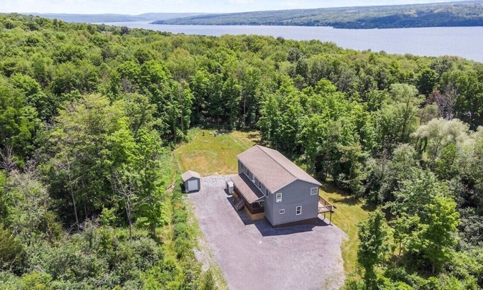 Lansing Casa | Wine Country Getaway! Fire Pit!