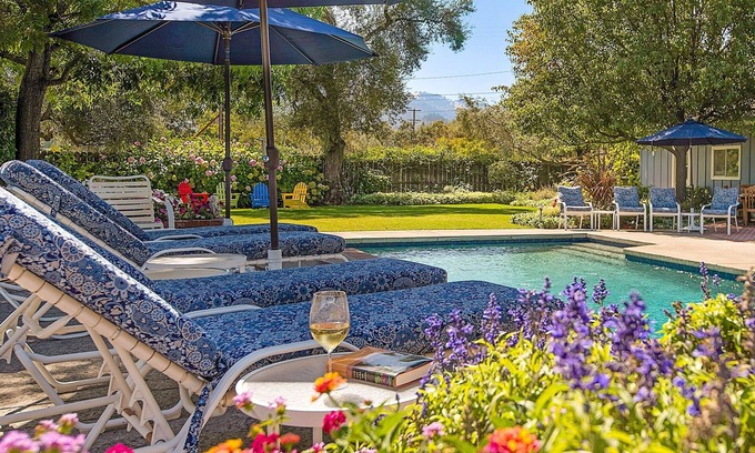 St. Helena Casa | Wine Country Oasis. Piscina, bañera de hidromasaje, vistas al viñedo, a pie del centro de St. Helena
