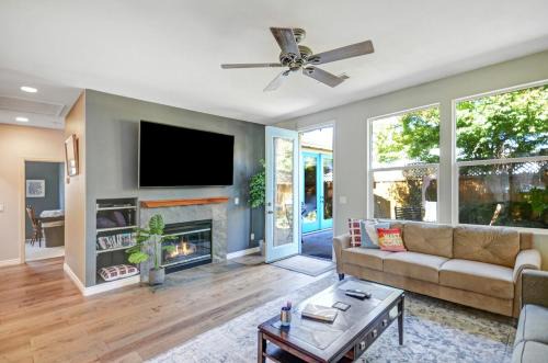 Southwest Santa Rosa Casa | Wine Country Retreat with Hot Tub & Mini Golf
