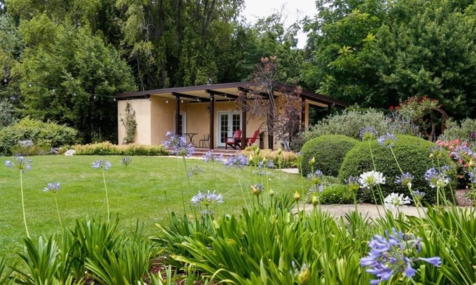Napa Cabaña | Vino de campo rodeada de viñedos, bordeada por un arroyo, el 7 de acr