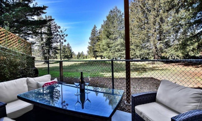 Rohnert Park Condominio | Wine Country Townhouse with Golf Course View!