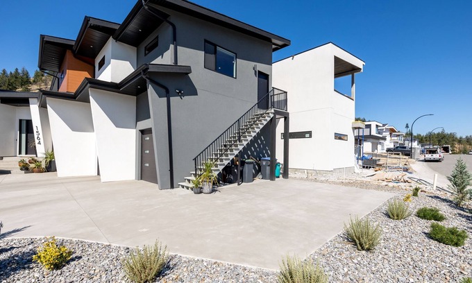Central Okanagan Apartamento | "Wine Down" and indulge in this incredible Okanagan experience!