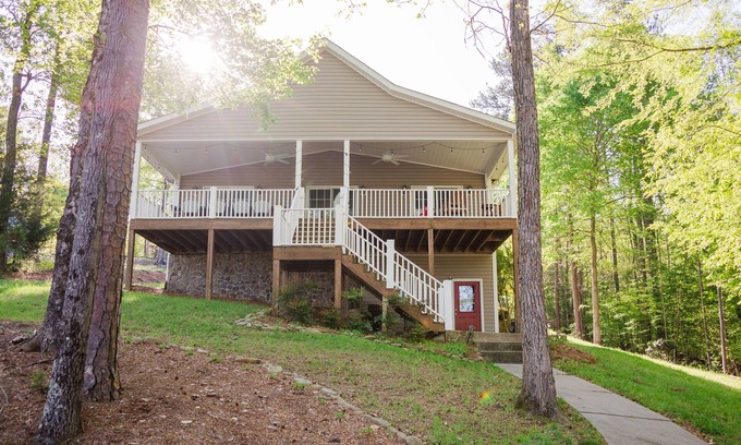 Leasburg Cabaña | Wine Down in 5BR Lake Front Home at Hyco Lake