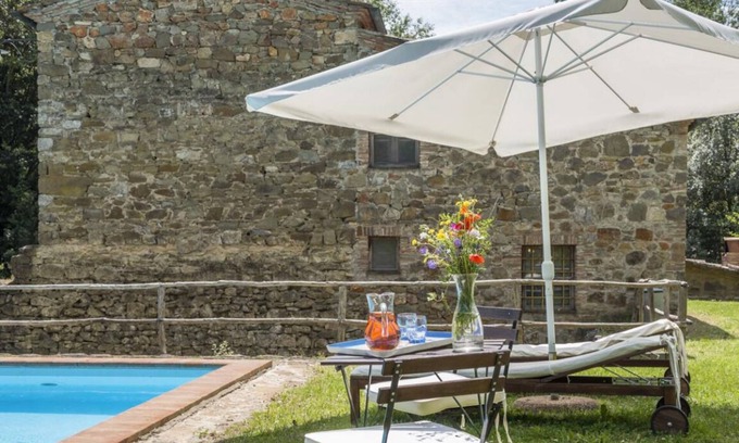 Castelnuovo dell'Abate Villa | Vino e historia en Montalcino- Quédese en un antiguo molino