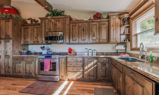 Ruidoso Chalet De Esquí | Wine & Wilderness: MTN Luxe Chalet/ Hot Tub/ Views!