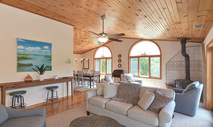 Gloucester Casa | Wingaerchic: Woodsy retreat in West Gloucester