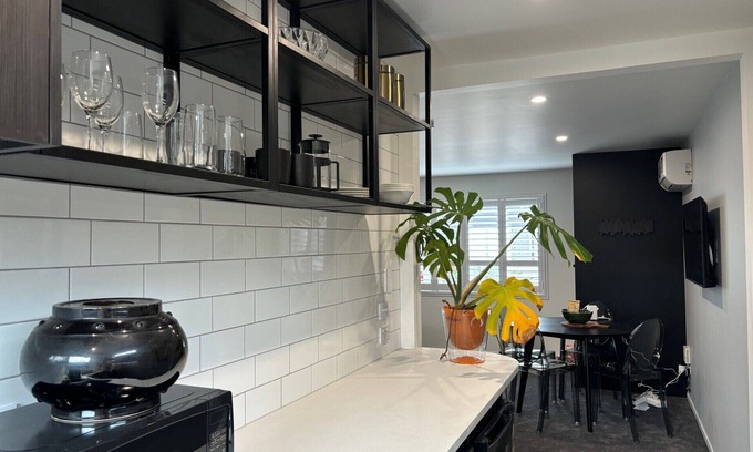 Hamilton North Apartamento | Winifred's Art Stays uptown Hamilton