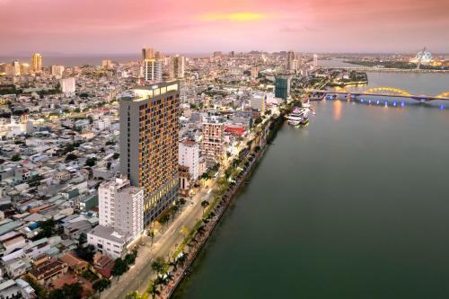 Son Tra Hotel | Wink Icon Hotel Danang Riverside - 24hrs Stay & Rooftop Pool Bar