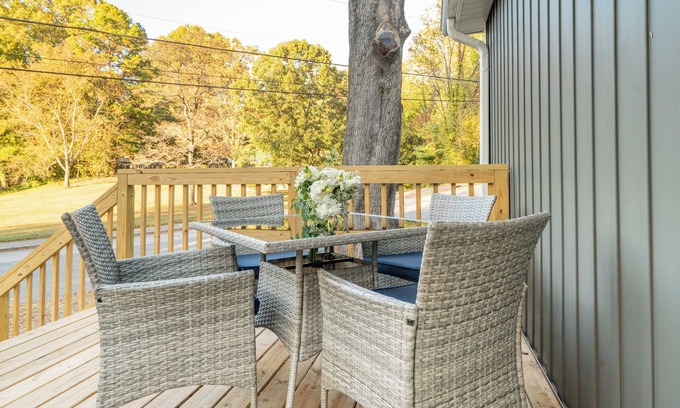 Winston - Salem Casa | Winston Sleeps 16 - 2 Kitchens Hot Tub