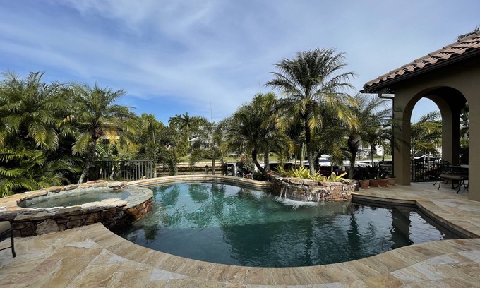 Aqualane Shores Casa | Waterfront Executive Home, walk to Beach