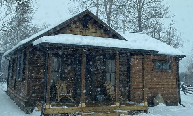 Roberts Cabina | Winter at Kodow Kabin! 1865 cabin /hot tub close to Red Lodge and skiing!