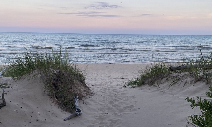 Two Rivers Casa | Winter cozy getaway directly on Ice Age 10 mile segment/Lake Michigan