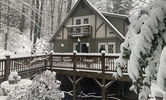 Maggie Valley Cabaña | Winter Getaway 4-bedroom cottage just 10 minutes from Cataloochee Ski Area