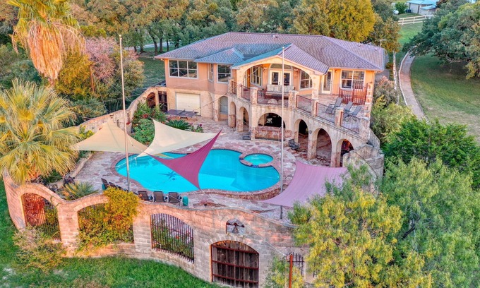 Highland Lake Estates Casa | Lake Travis Waterfront House con piscina, jacuzzi y fogata