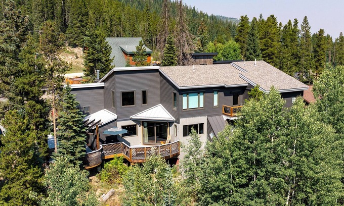 Old Town Casa | Winter Park Ski Haus, slopeside hot tub, sleeps 19