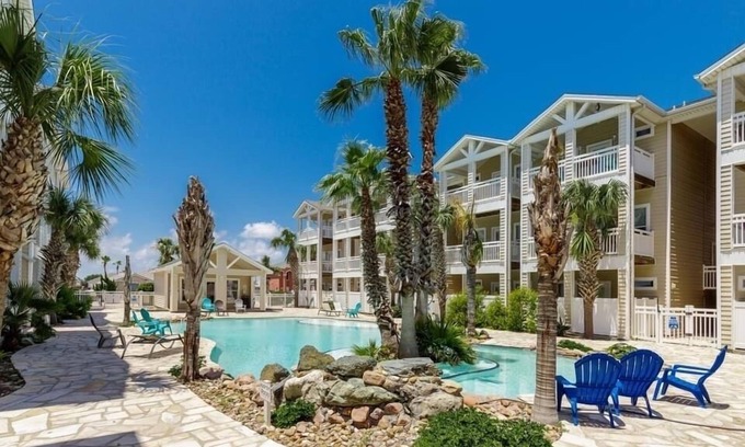 Corpus Christi Condominio | WINTER TEXANS WELCOME- 3 BR 3.5 BA + Garage, 2 Balconies, 2 blocks to Beach!!