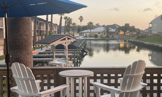 Harbor Oaks Casa | On water, pickleball & boat rental 5 min walk.