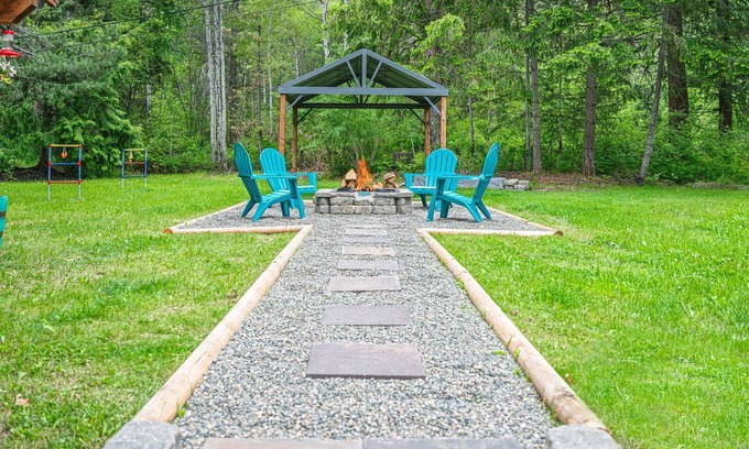 Naches Cabina | Winter Wonderland Cabin w/ Hottub & Cozy Fireplace